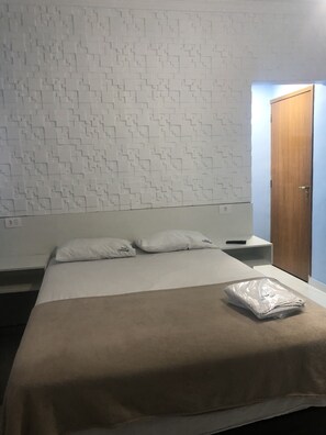 Desk, blackout curtains, iron/ironing board, free WiFi - Hotel Guarulhos (Guarulhos)