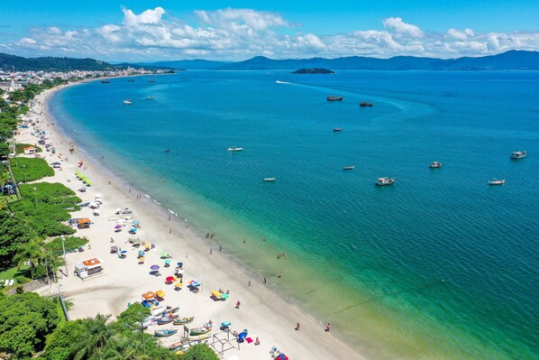 Plage à proximité, sable blanc