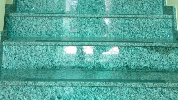 A staircase with a handrail, leading to a door at the top. - Lider Hotel (São Bernardo do Campo)