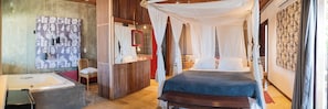 A bedroom with a canopy bed, a bathtub, and a wall with a patterned design. - Zebra Boutique Hotel (Beberibe)