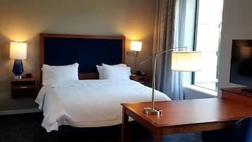 Chambre, 1 trÚs grand lit, réfrigérateur et four à micro-ondes | Literie de qualité, coffre-fort pour ordinateur portable, bureau