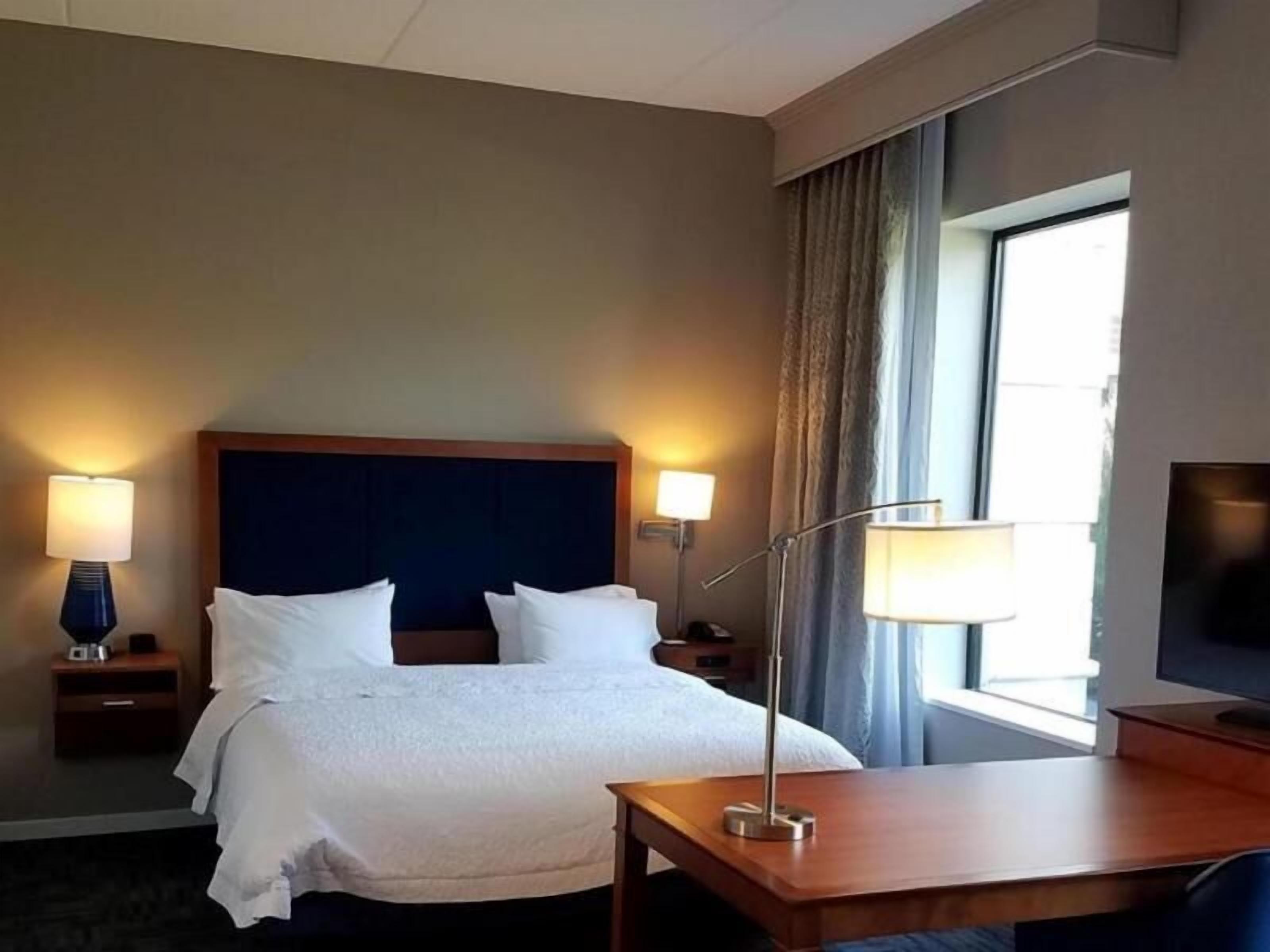Ropa de cama de alta calidad y caja de seguridad en la habitación 