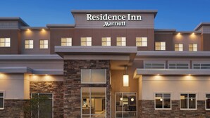 Un moderno edificio de varios pisos con un letrero que dice "Residence Inn Marriott".