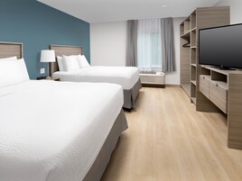 Escritorio, cortinas blackout y tabla de planchar con plancha 