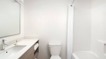 Een bad/douchecombinatie, een diep bad, gratis toiletartikelen