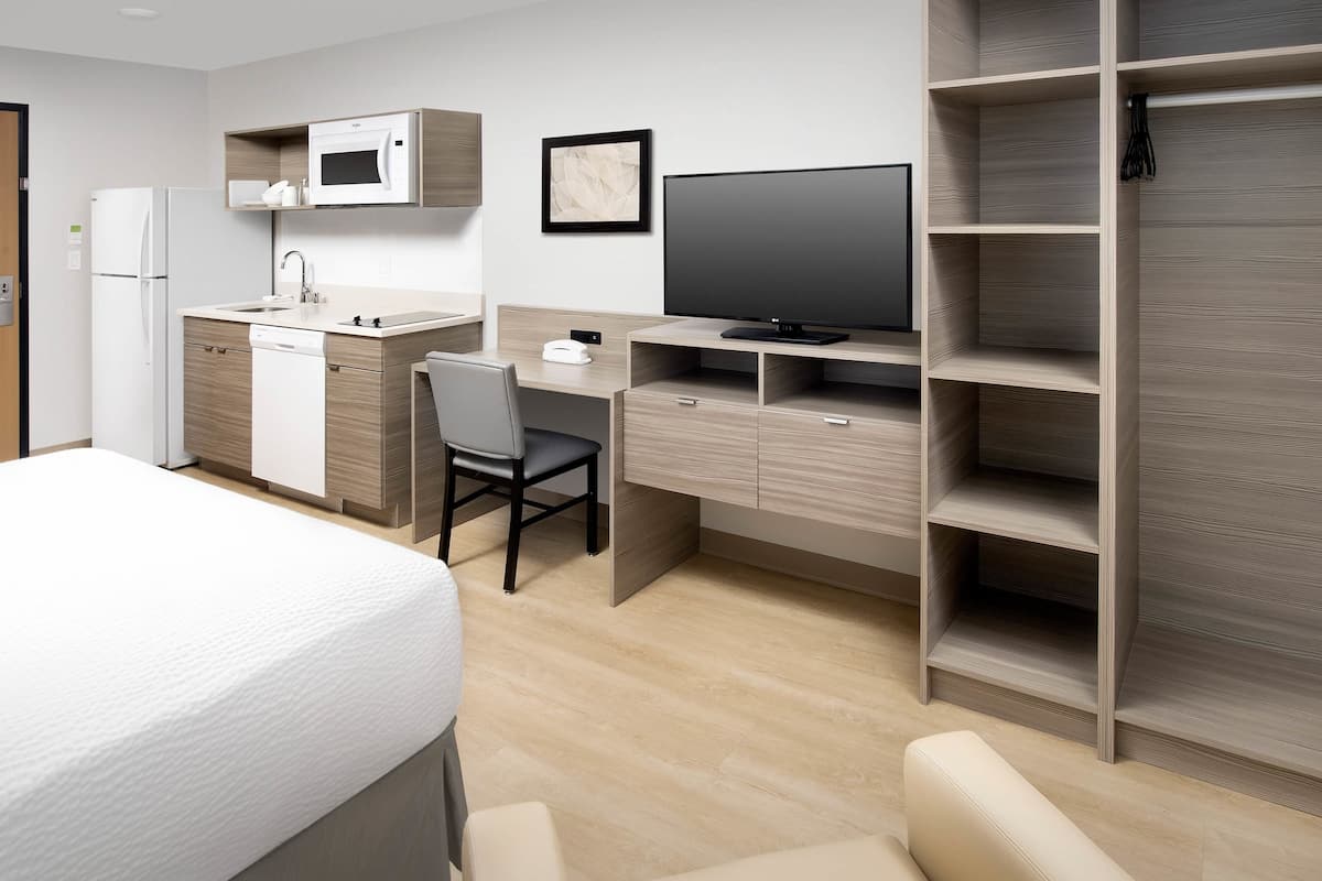 deluxe studio, 1 queen bed, kitchen | room amenity