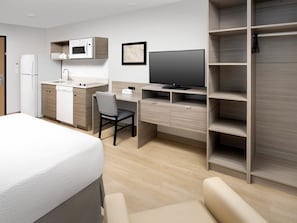 Deluxe Studio, 1 Queen Bed, Kitchen | Room amenity