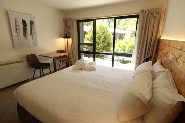 Schreibtisch, Babybetten, WLAN, Bettwäsche