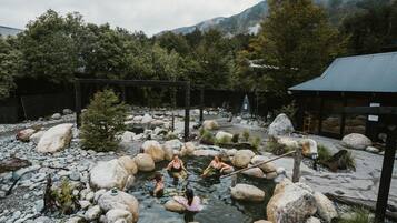 2 piscines couvertes, 4 piscines extérieures, chaises longues