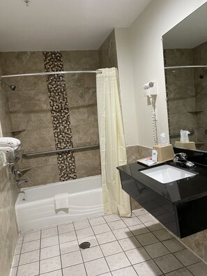 Chambre simple, accessible aux personnes à mobilité réduite | Salle de bain | Douche, serviettes fournies