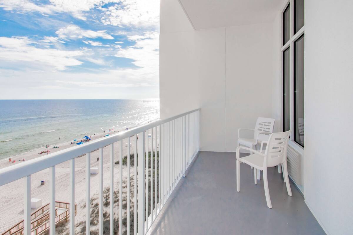 Een balkon met uitzicht op het strand en de oceaan.