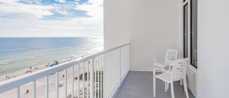 Un balcon avec vue sur la plage et l’océan.