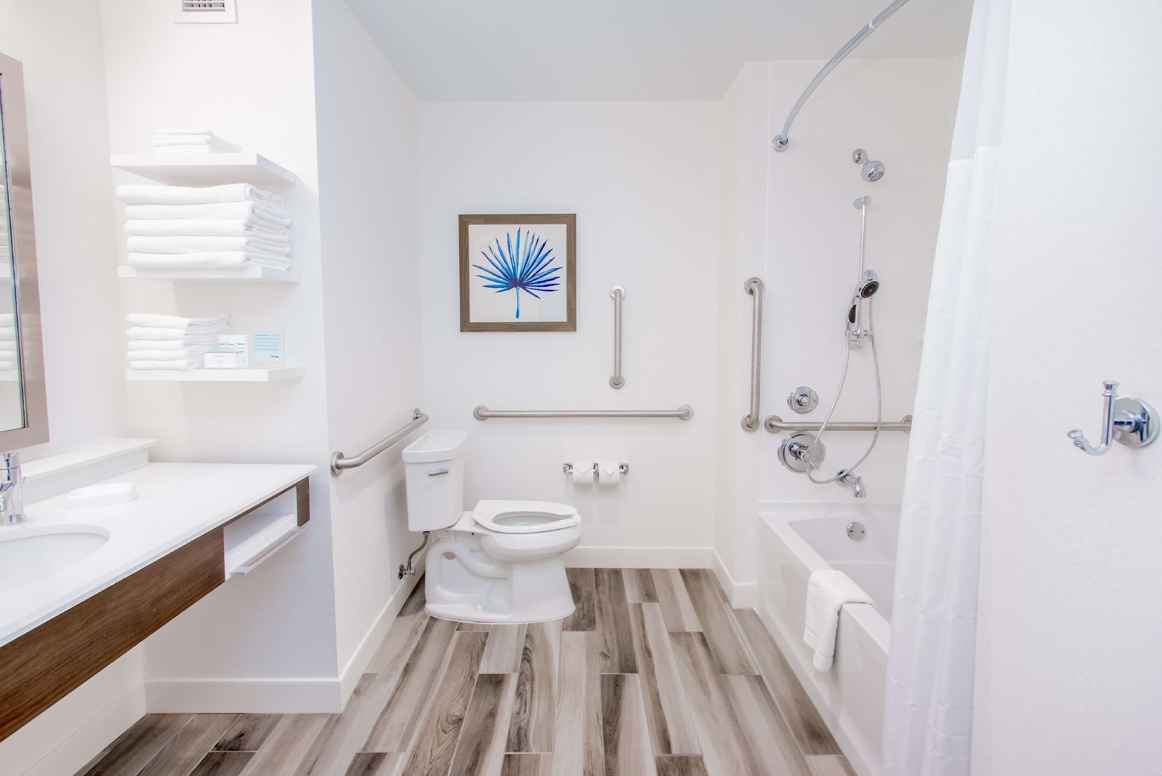 Une salle de bain moderne équipée de toilettes, d’un lavabo et d’une douche.