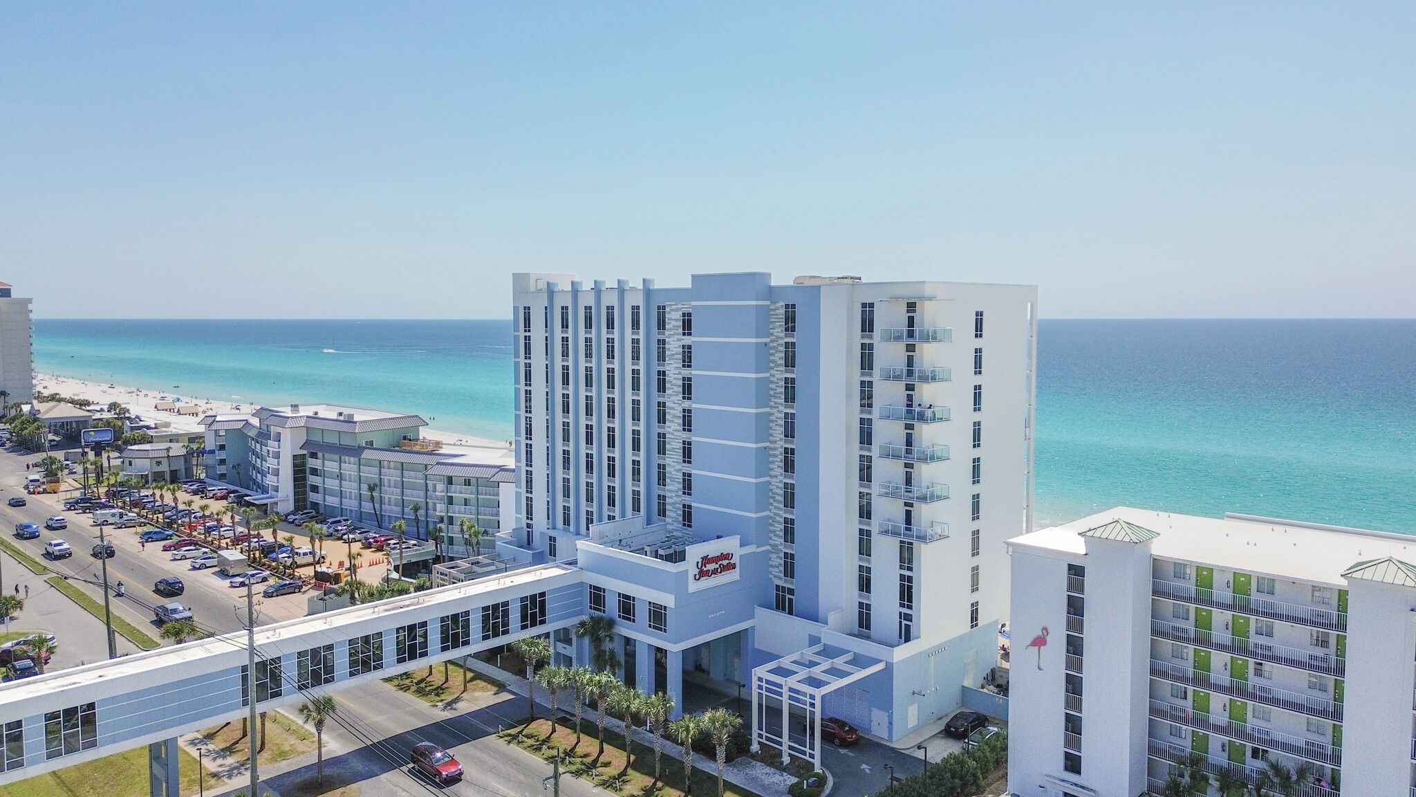 Un hôtel au design moderne, situé près d’une plage avec vue sur l’océan.