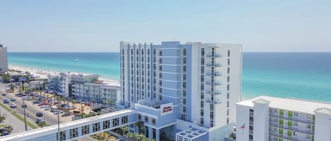 Un hôtel au design moderne, situé près d’une plage avec vue sur l’océan.