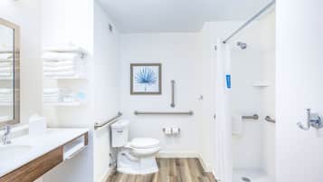 Un baño moderno con inodoro, lavabo y ducha.
