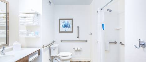 Un baño moderno con inodoro, lavabo y ducha.