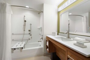 Máy sấy tóc, khăn tắm, xà phòng, dầu gội 