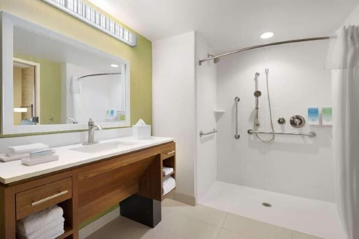 Bathroom | Hair dryer, towels, soap, shampoo