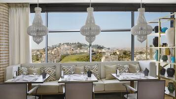 2 restaurants; breakfast, lunch and dinner served