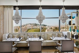 2 restaurantes; se sirve desayuno, almuerzo y cena; cocina internacional