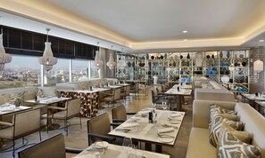 2 restaurantes; se sirven desayunos, almuerzos y cocina internacional 