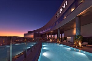 Una piscina al aire libre de temporada
