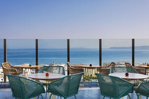 Bar junto a la piscina