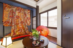 Desk, free WiFi - Gion Guesthouse Yururi (Kyoto)