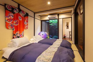 Desk, free WiFi - Gion Guesthouse Yururi (Kyoto)