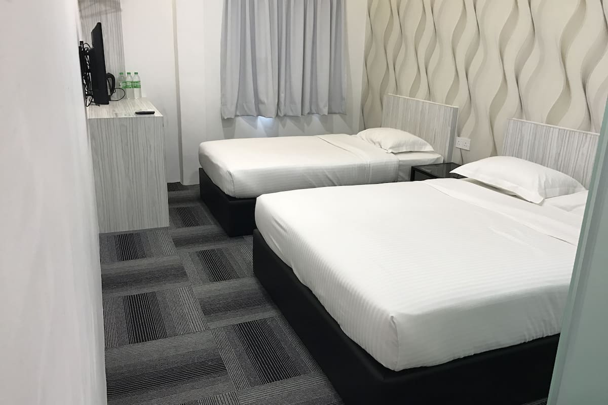 Deluxe-værelse til 3 personer | Pengeskab på værelset, skrivebord, strygejern/strygebræt, gratis Wi-Fi