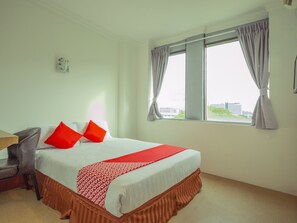 Deluxe Double Room, 1 Queen Bed | Desk, iron/ironing board, free WiFi - Hotel O Storytel (Kota Kinabalu)