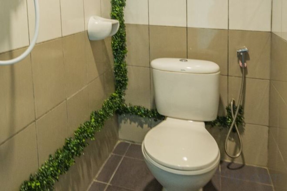 Een douche, een regendouche, gratis toiletartikelen, een bidet