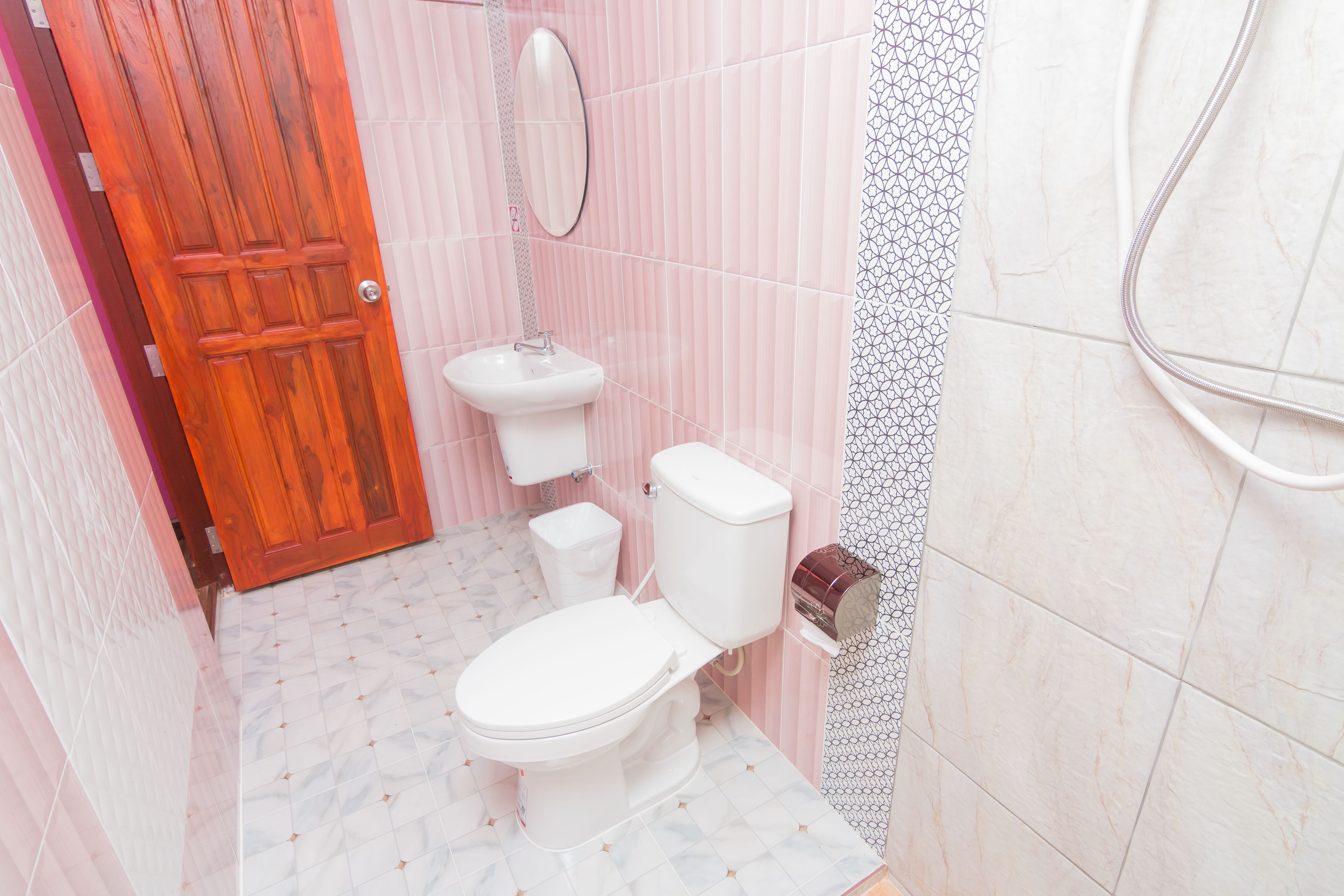 standard bungalow | bathroom | shower, free toiletries, bidet, towels