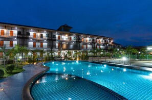 Front of property – evening/night - Samrong Garden Resort (Udon Thani)