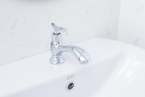 Regadera, amenidades de baño gratuitas, bidet, toallas 