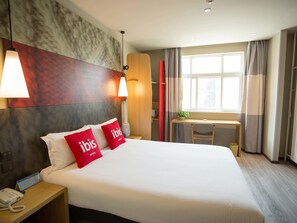 Doppelzimmer | Minibar, Schreibtisch, Verdunkelungsvorhänge, schallisolierte Zimmer