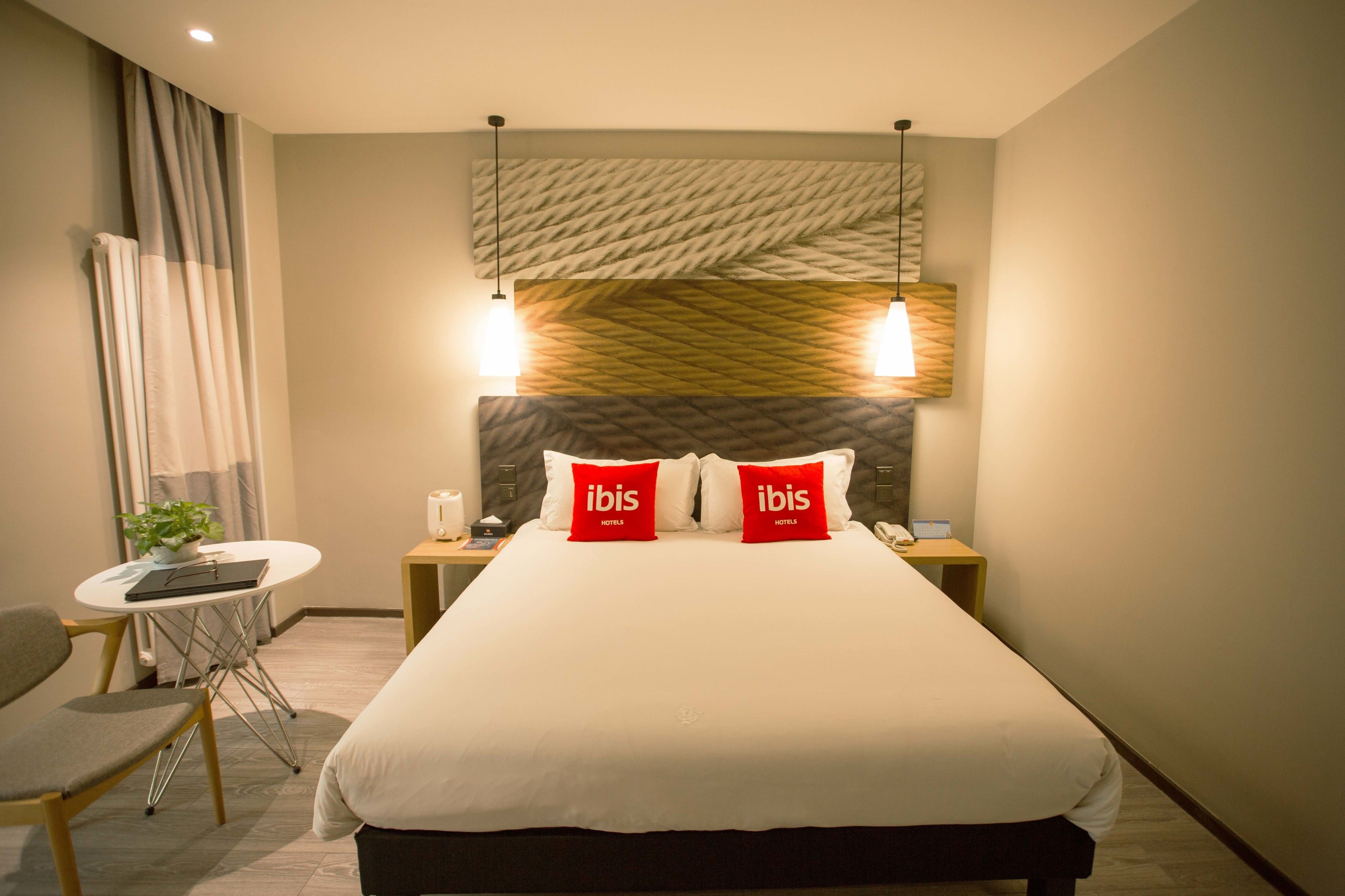 Superior Double Room | Minibar, desk, blackout drapes, soundproofing