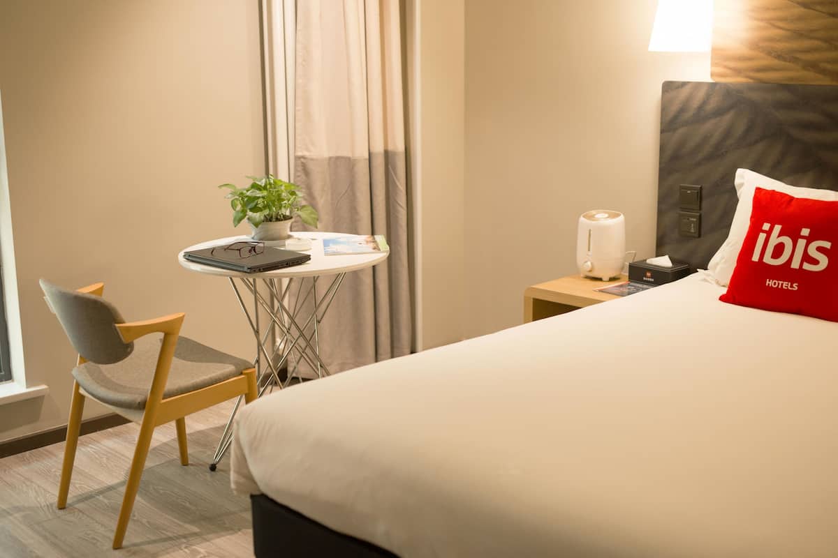 Superior Double Room | Minibar, desk, blackout drapes, soundproofing