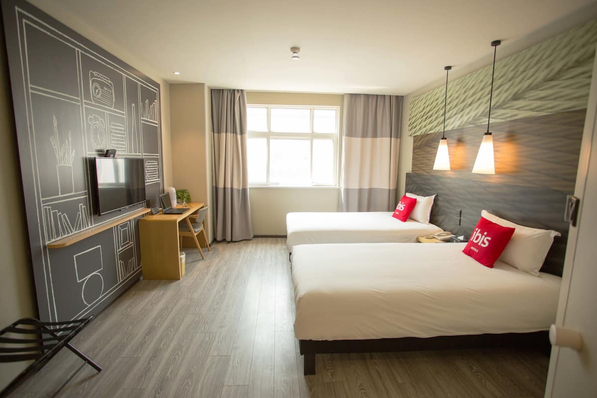 Twin Room | Minibar, desk, blackout drapes, soundproofing