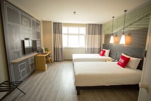 Twin Room | Minibar, desk, blackout drapes, soundproofing