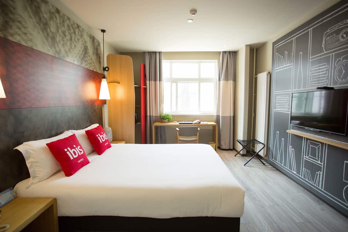 Double Room | Minibar, desk, blackout drapes, soundproofing