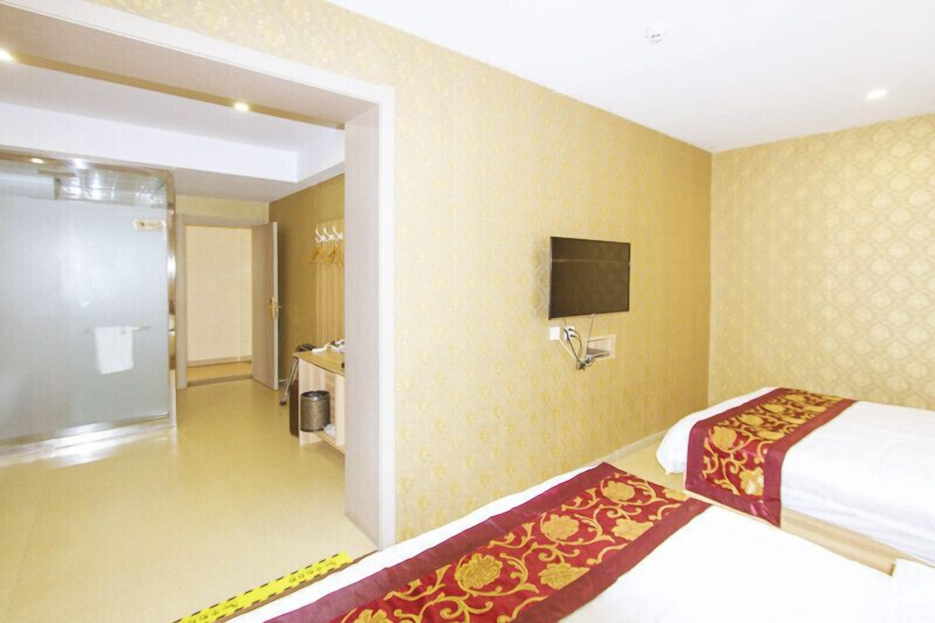 family room - non smoking,eco plan (stairs only，second or third floor)  | premium bedding, select comfort beds, desk, blackout curtains