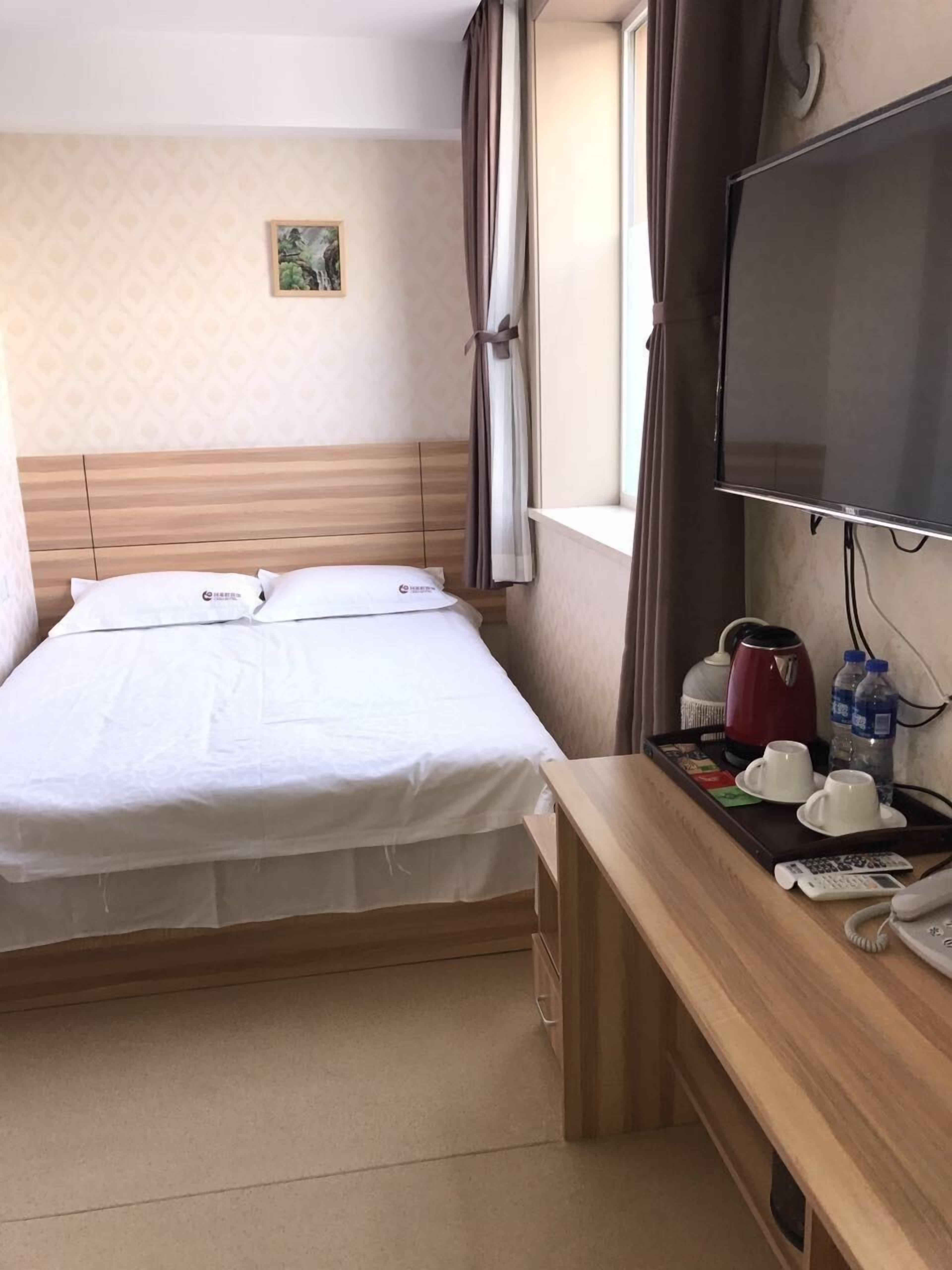 queen room – non smoking,eco plan (stairs only，second or third floor)  | premium bedding, select comfort beds, desk, blackout curtains