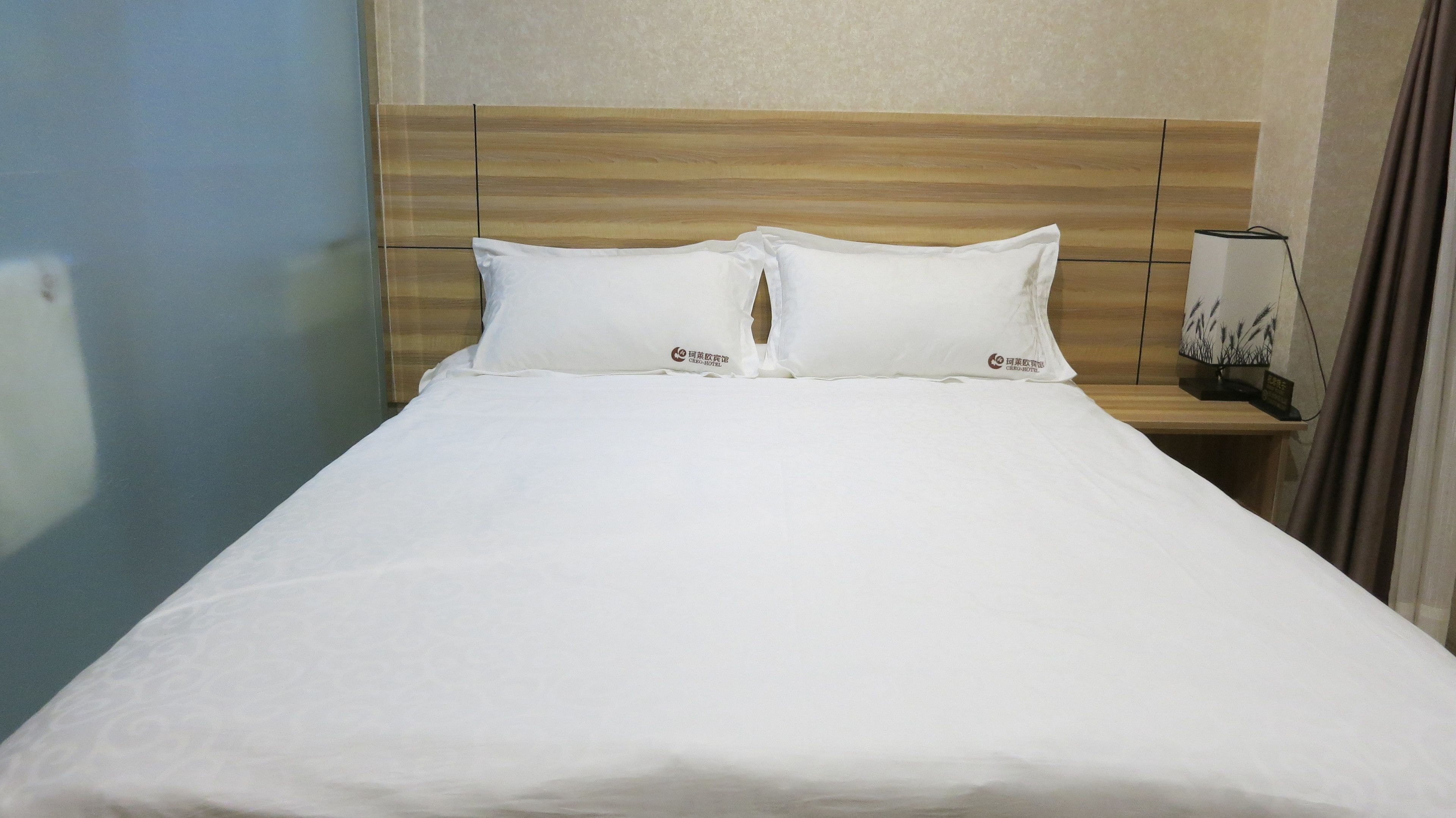 queen room – smoking,eco plan (stairs only，second or third floor)  | premium bedding, select comfort beds, desk, blackout curtains