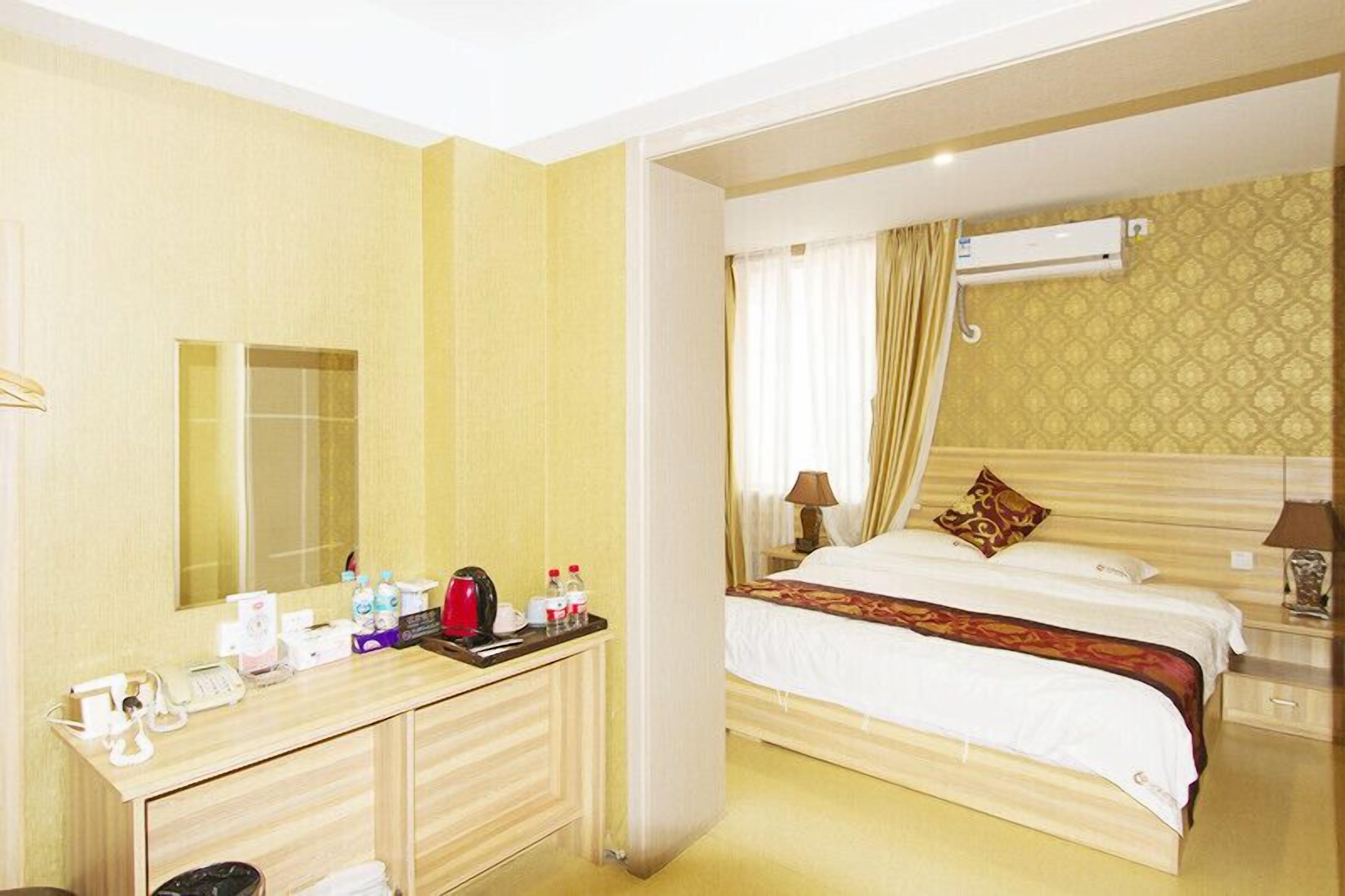 family room - non smoking,eco plan (stairs only，second or third floor)  | premium bedding, select comfort beds, desk, blackout curtains