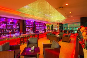 2 restaurants; breakfast, lunch and dinner served