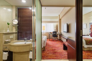 Combined shower/bathtub, deep-soaking bathtub, free toiletries - Grand Continent International Hotel (Dalian)