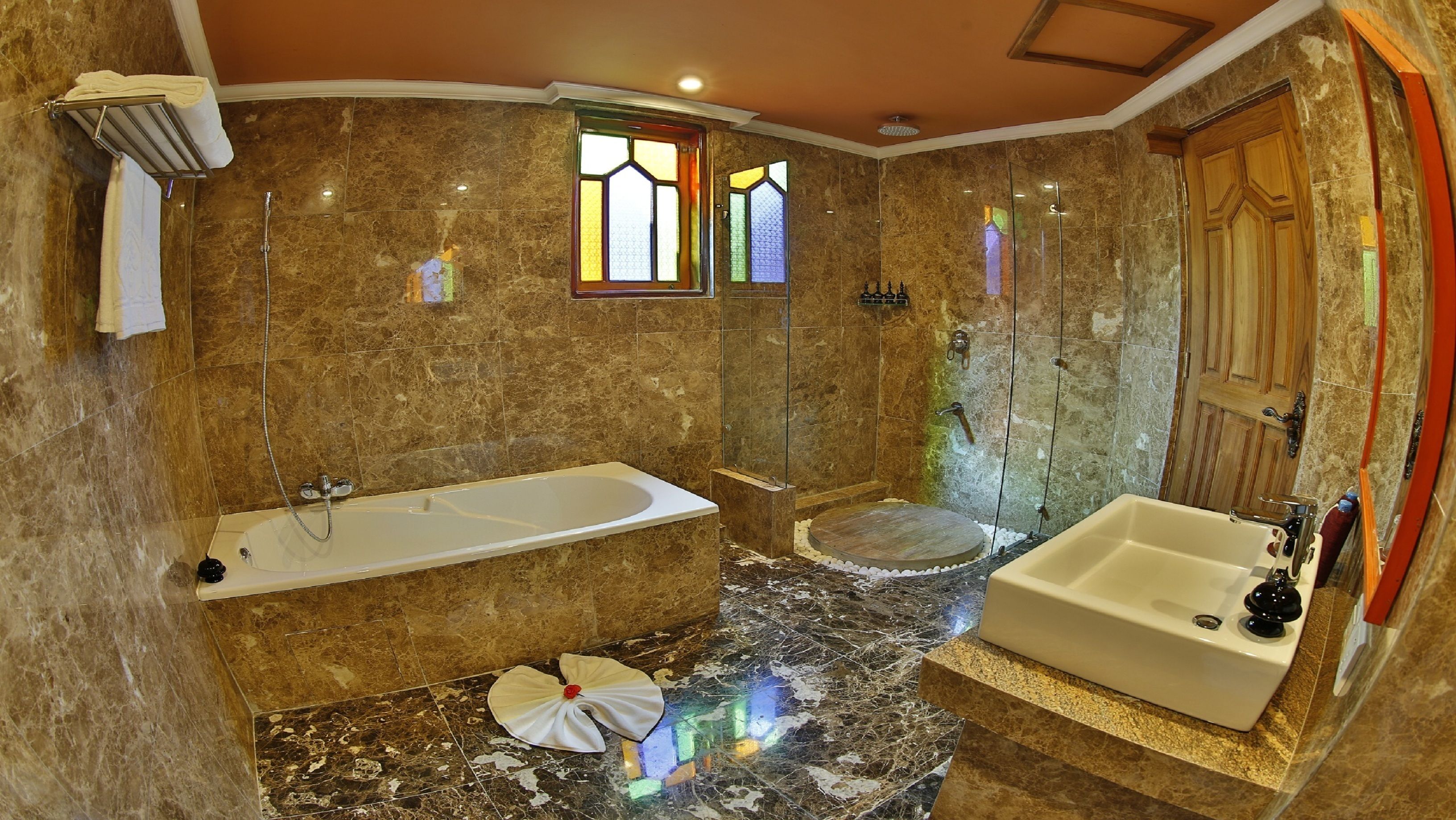 deluxe room | bathroom | free toiletries, slippers, towels