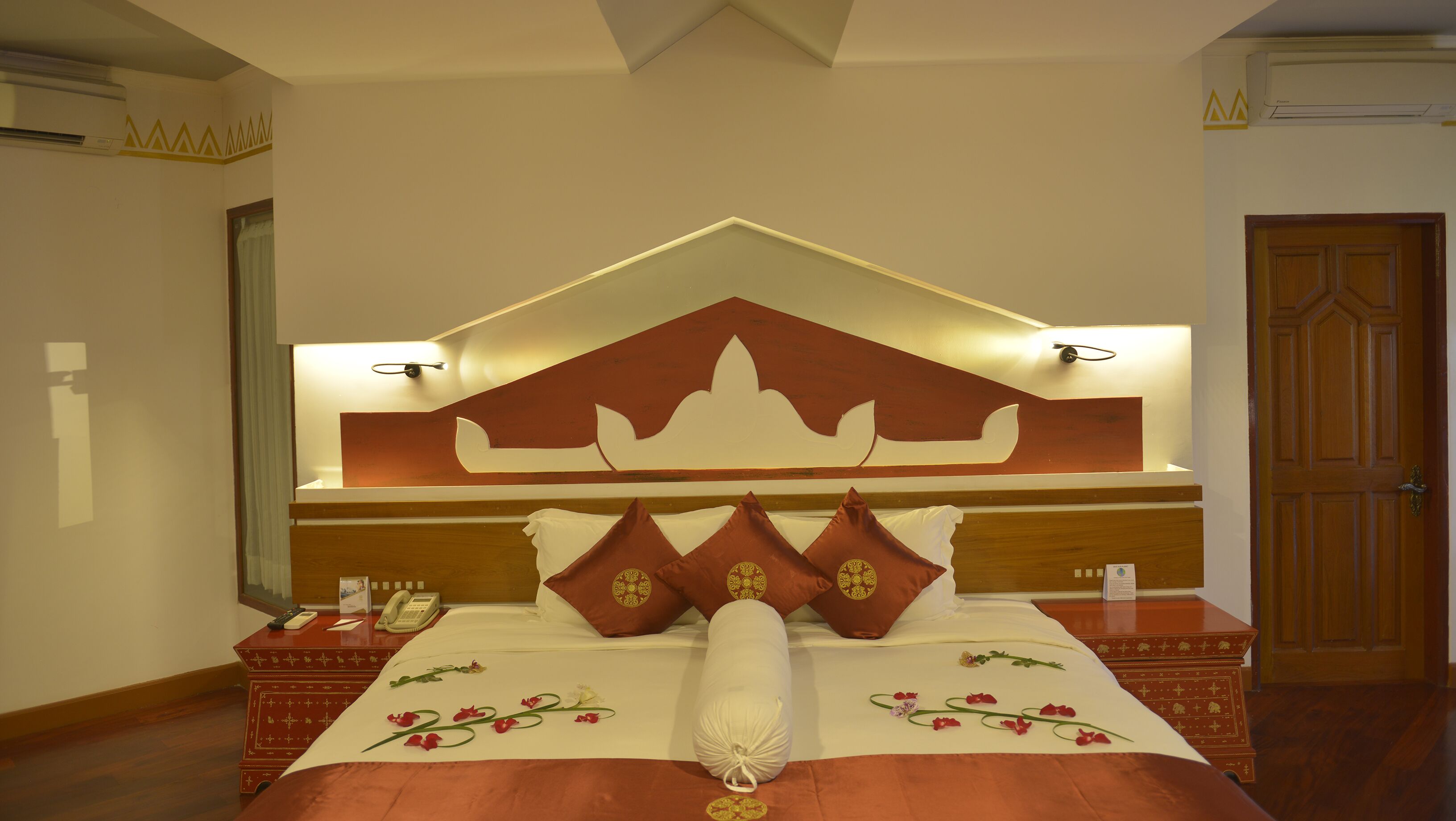 suite, 1 bedroom | premium bedding, free minibar items, in-room safe, blackout curtains